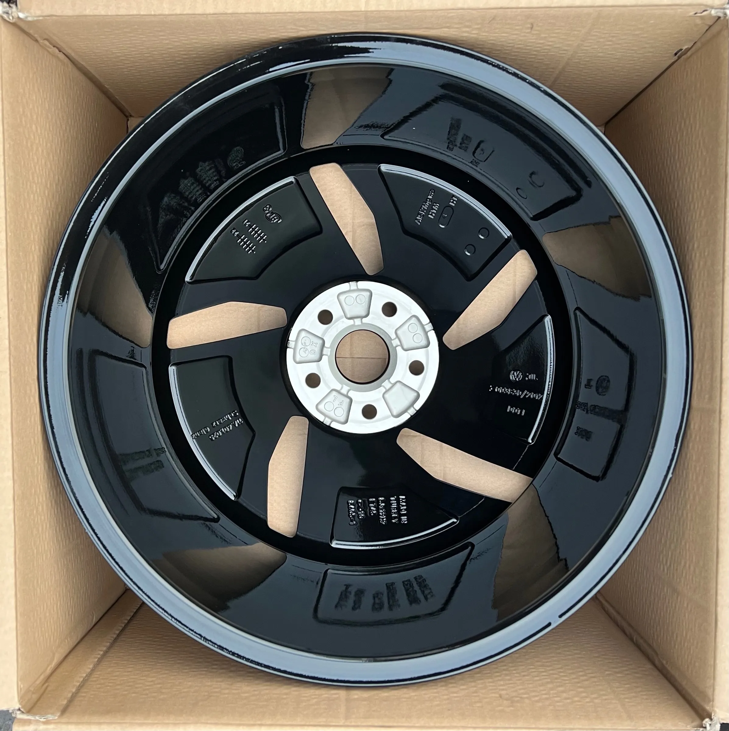 Original VW ID4 19 Inch Hamar Alloy Wheel 11A601025 8.0Jx19